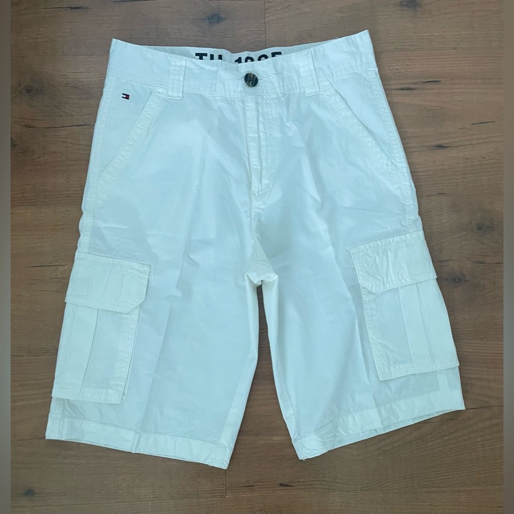Tommy Hilfiger Cargo Shorts
Color: White * Size: 14 (Boy) Kids